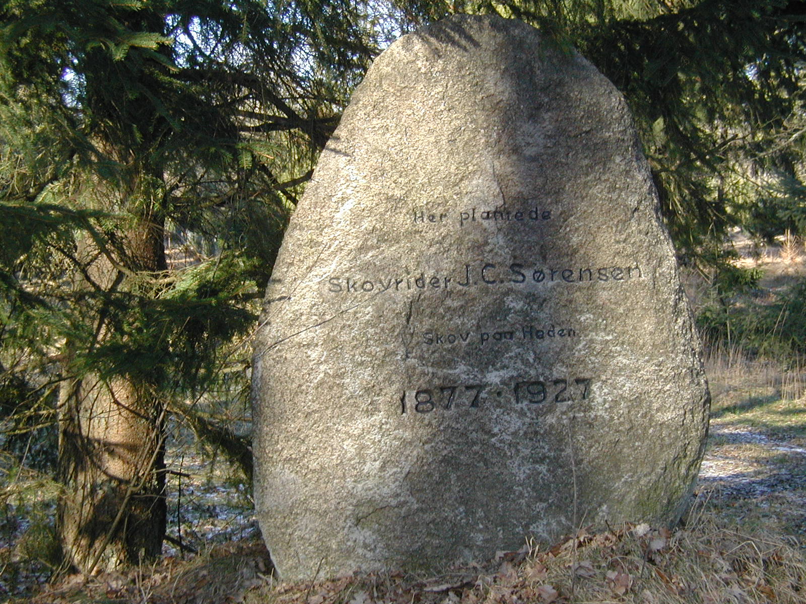 Mindesten  står mellem Høllund Søgård og Hoborg plantage