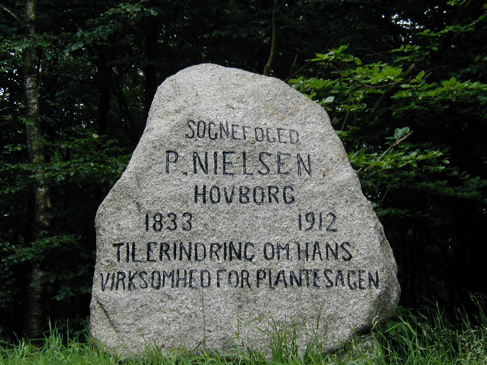Mindesten står ved Skovfogedboligen i Hovborg plantage